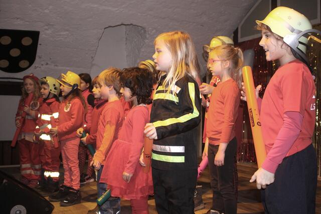 Den Abend eröffneten die Kinder des Liederkranzes mit einer Schlauchgymnastik-Einlage.