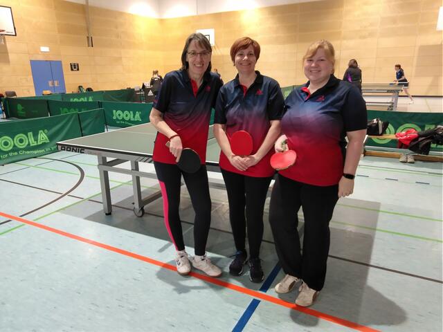 Gute Laune vor dem Spiel: Annette Krieck, Tina Düll, Jessica Schmitt (v.li.)