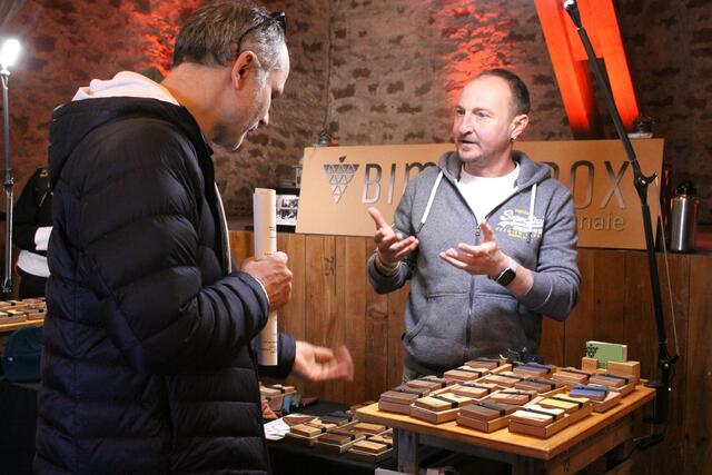 Andrej Kempe beriet Interessierte zur "Bimbesbox" - einem Portemonnaie aus Holz.
