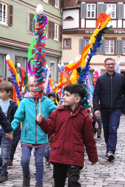 Die obligatorischen Stecken lagen in den Händen der Schülerschaft der Astrid-Lindgren-Schule.