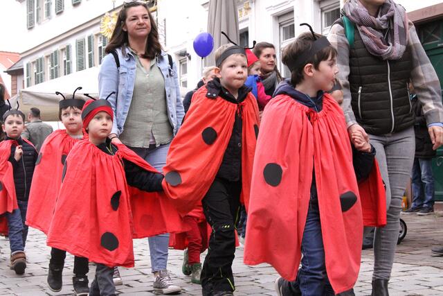 Kleine Marienkäfer des Anne-Frank-Kindergartens tummelten sich in der Altstadt.