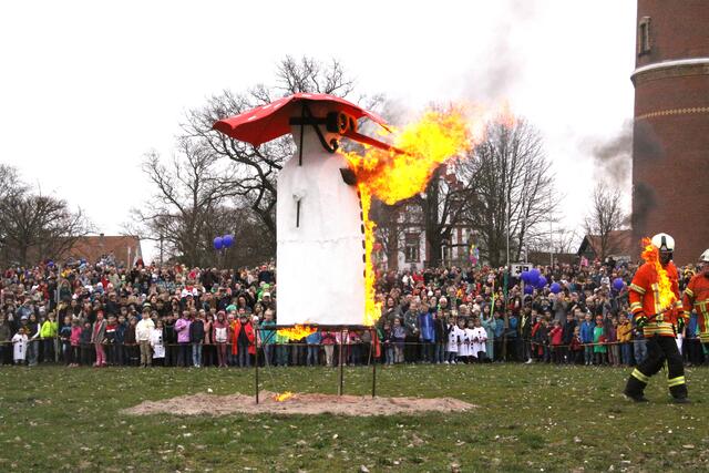 Auf der Festwiese kam das Ende für den Schneemann - und damit auch für den Winter.