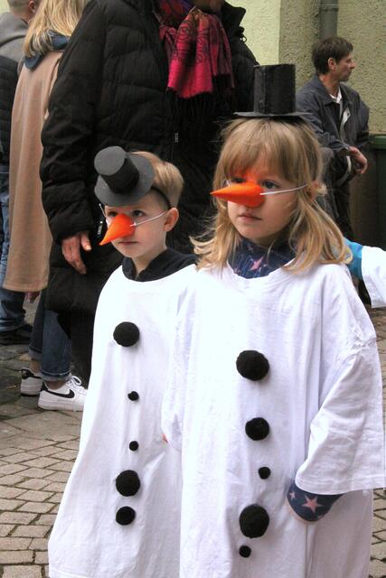 Kleine Schneemänner und -frauen des Günther'schen Kindergartens sympathisierten mit dem Winter.