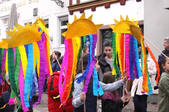 Sonnen mit Bändern in Regenbogenfarben riefen bei der Dalberg-Schule den Frühling herbei.