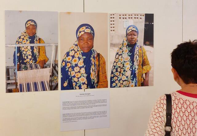 Die Aufnahmen aus Garango stammen von einem  ehrenamtlich tätigen Fotografen, der alle Porträtierten zu Hause besuchte und dafür jeweils lange Wegstrecken in Kauf nahm.