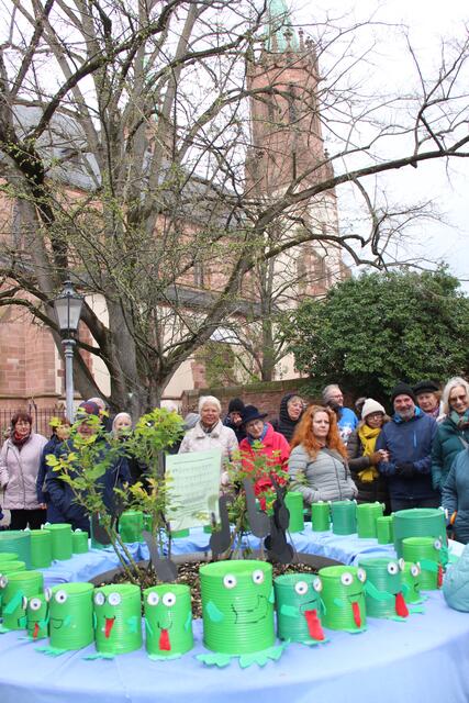 Die singende Froschfamilie wurde im Kirchengarten von den Kindern des Anne-Frank-Kindergartens platziert. 