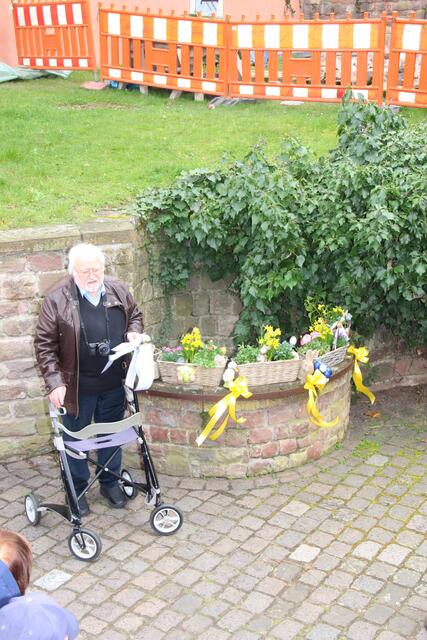 Peter Hilger dankte auch den Landfrauen, die den Brunnen vor der Stadtbibliothek gestalteten. 