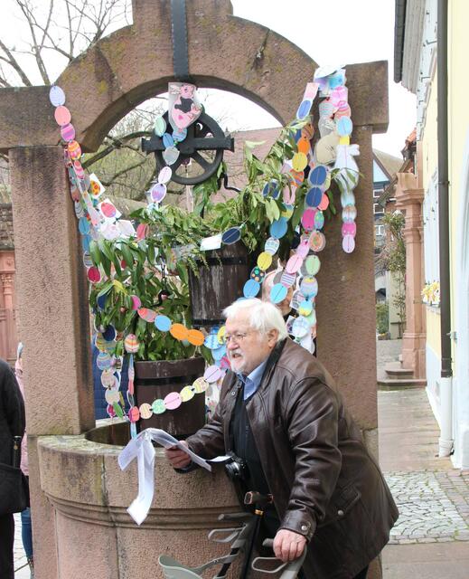 Vor dem Waisenhaus-Brunnen, den die Werkrealschüler gestalteten, trug Peter Hilger einige lustige Oster-Anekdoten vor. 