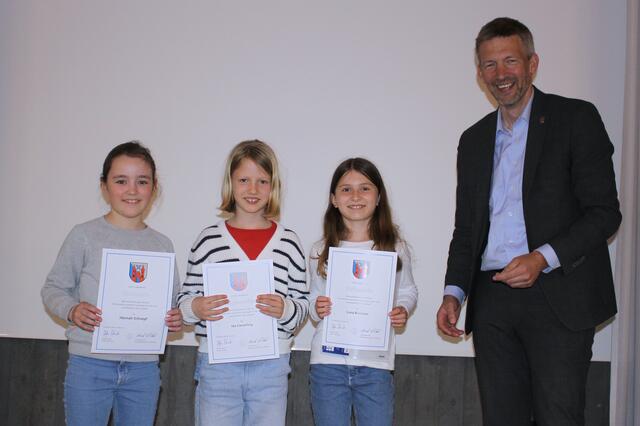 (v.li.) Hannah Schnepf, Ida Sieverling und Livia Bildstein freuten sich über ihre Kreismeisterschaft im Waldlauf bei der U12.