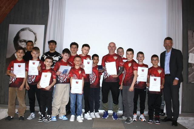 ASV-Trainer Krzysztof Drzyzga (6.v.r.) mit einem Teil des Ringer-Nachwuchses, der u.a. den 1. Platz der Schülermannschaft bei den Deutschen Meisterschaften errang.