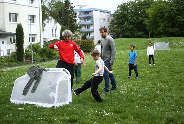 Auf der grünen Wiese wurde kurzerhand ein Fußballmatch Klein gegen Groß aufgelegt.