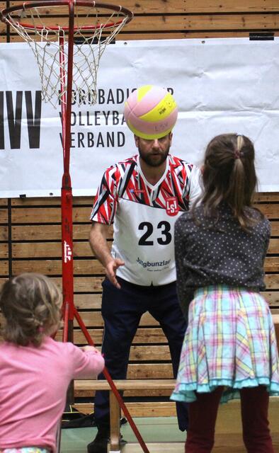 Die ersten Baggerversuche mit dem Volleyball wurden geübt.