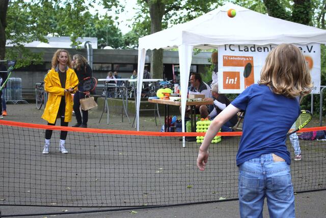 Tennis beim TC Ladenburg durfte auch ausprobiert werden.