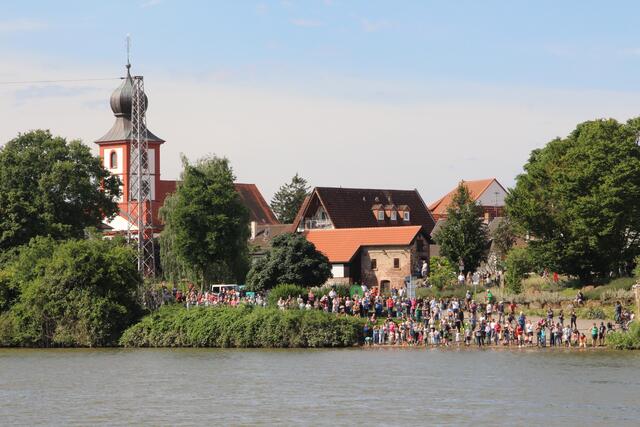 Volksfeststimmung auch in Neckarhausen.