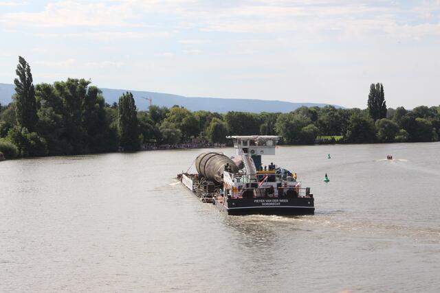 Ein U-Boot fährt Richtung Neckarstrand.