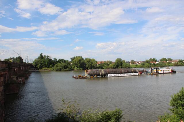 Das U-Boot nähert sich der Eisenbahn-Brücke.