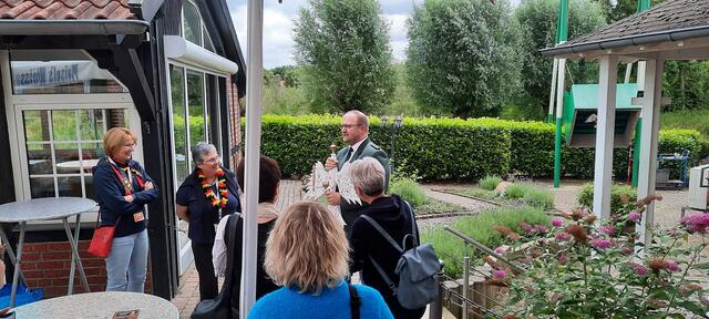 Hausherr Clemens-August erklärt wie der Vogel abgeschossen werden soll