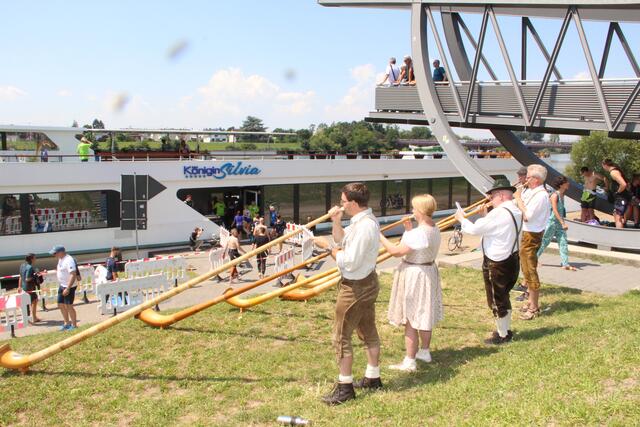 Mit Alphornklängen wurden die Teilnehmer des RömerMan in Richtung Edingen verabschiedet.