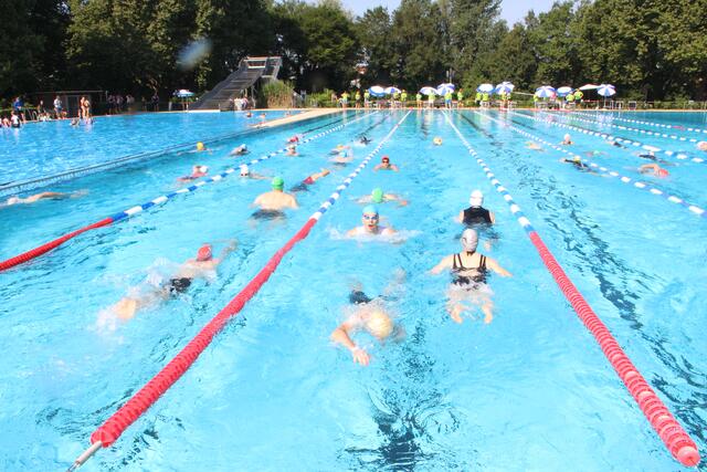 Die kühlen Wassertemperaturen taten im Freibad zum Auftakt des Fitness-Triathlon gut...