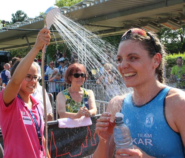 Wasser marsch – die Siegerin des RömerMan Ursula Trützschler hatte nach dem Zieleinlauf nichts gegen eine Abkühlung