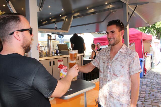 LSV-Triathlon-Chef Fabian Körner (rechts) konnte sich bei der Kerwe zusammen mit Maurice sein Bierchen schmecken lassen.