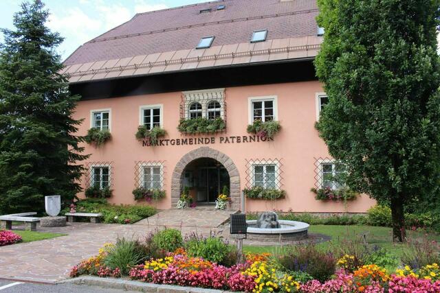 Die Verwaltung der Marktgemeinde wird aus dem Paternioner Rathaus heraus gemanagt.