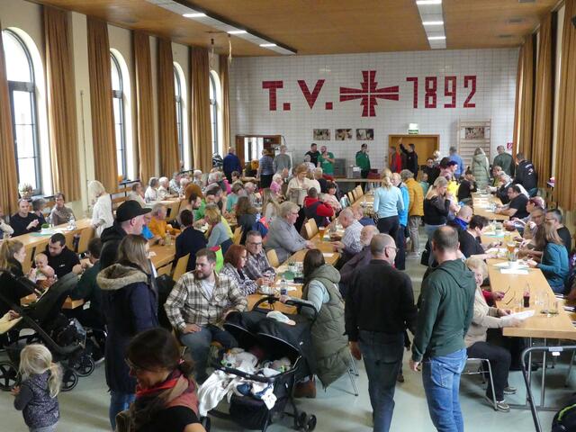Die Turnhalle war zur Mittagszeit voll besetzt. | Foto: Schatz