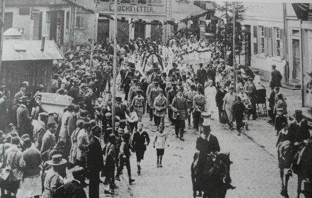 Der Festumzug für die Fahnenweihe am 5. Juli 1925