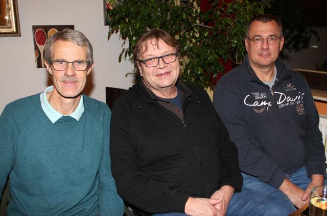 Der OSL-Vorsitzende Mark Völkel (li.) freute sich, dass mit Joachim Loose und Ralf Korn (re.) die Vorstandschaft endlich wieder komplettiert wurde.
