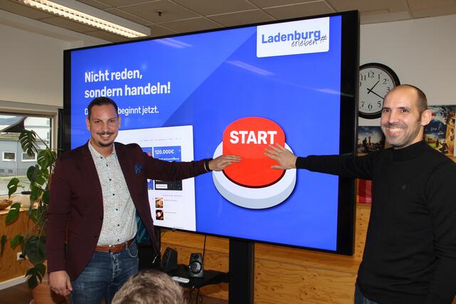 Bürgermeisterkandidat Sophian Habel drückte die Starttaste für die Internetseite „Ladenburg-erleben“, die von Daniel Hutwagner (rechts) von der Agentur Contiago betrieben wird.