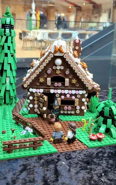 Kunstwerke aus Lego sind im Schloss Heidelberg zu sehen. | Foto: SSG