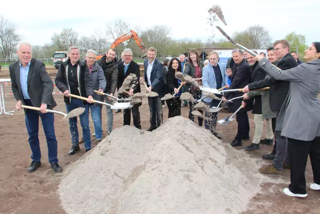 März: Ein langes Warten ist vorbei. Der Spatenstich für den Bau der Dreifeldsporthalle war ein Meilenstein.