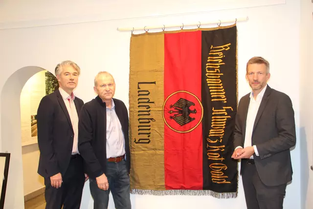 November: Zum 100. Gründungstag wurden die Leistungen des Reichsbanners Schwarz-Rot-Gold gewürdigt.