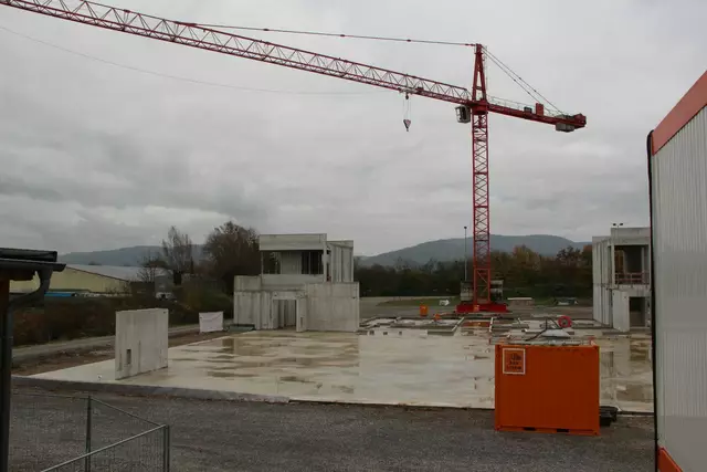 Mit den Hochbauarbeiten der Dreifeldsporthalle wurde im November begonnen.