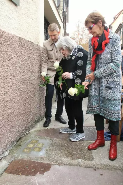 Bei der Verlegung der Stolpersteine vor der Synagoge war auch die Holocaust-Überlebende Ruth Steinfeld dabei.
