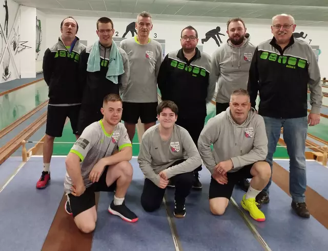 Auf dem Bild die 1. Mannschaft nach dem Sieg  Hinten: Marcel Köbel, Stefan Tesch, Ernst Engel, Daniel Emmerich, Tobias Ewald, Matthias Keiler Vorne: Simon Schäfer, Max Fabian, Ralf Schmitt 