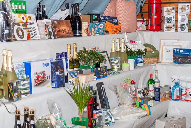Die Tombola wartete mit zahlreichen Sachpreisen auf. | Foto: Markus Weik
