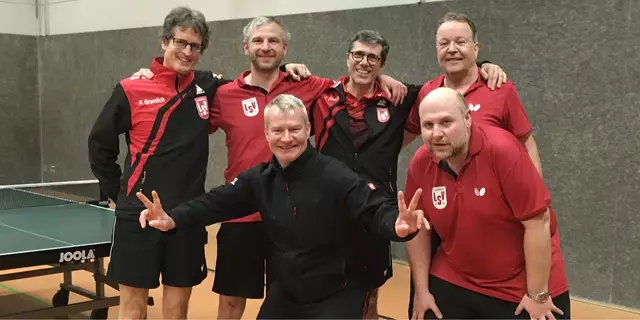 So sehen Sieger aus! Die zweite Mannschaft der LSV verteidigte am vergangenen Wochenende mit zwei Siegen souverän die Tabellenführung. Vorn: Dennis Sorau, Roman Fink (v. l. n. r.); hinten: Felix Gramlich, Dominik Stern, Thomas Binmöller, Klaus Burger (v. l. n. r.).