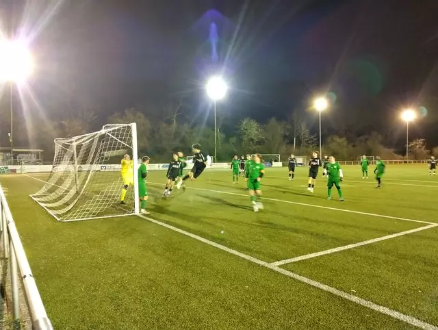 Mit diesem Eckball ging der ASV Eppelheim II in Friedrichsfeld in Führung. /Foto: -wy