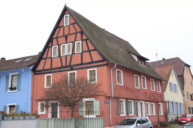 In dieses Altstadthaus in der Wormser Straße dürfen auf der Rückseite Dachflächenfenster in Lamellenform eingebaut werden. 