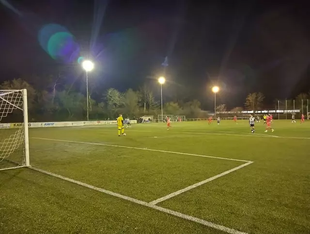 FC-Torhüter Dennis Kunz bemüht sich um eine geordnete Spieleröffnung. /Foto: -wy