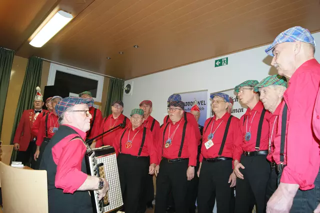Die "Oldies" von Sängerbund und Frohsinn begeisterten mit Fastnachtsschlagern. | Foto: Trinkaus