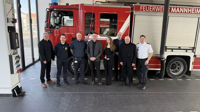 Sarah Dommberger und Marco Klein (Mitte) bedankten sich beim Chef der Berufsfeuerwehr Thomas Näther (re) sowie bei allen haupt- und ehrenamtlichen Rettungskräften. | Foto: zg