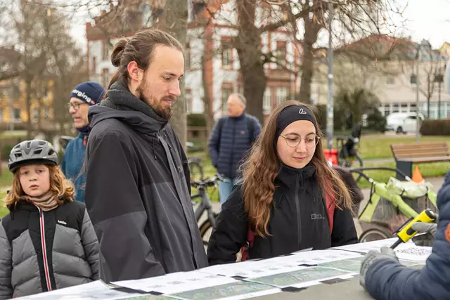 Unterstützung auch aus Heddesheim, dank sozialer Medien. Lukas und Julia lassen sich einteilen. | Foto: Markus Weik