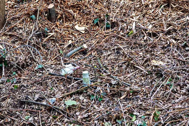 Nur einige der vielen Hinterlassenschaften am Bahndamm hinter dem Edeka Markt. | Foto: Markus Weik
