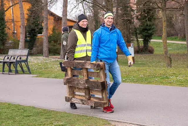 Neben Traktorreifen und Matratzen wurde auch eine Euro-Palette geborgen und entsorgt. | Foto: Markus Weik