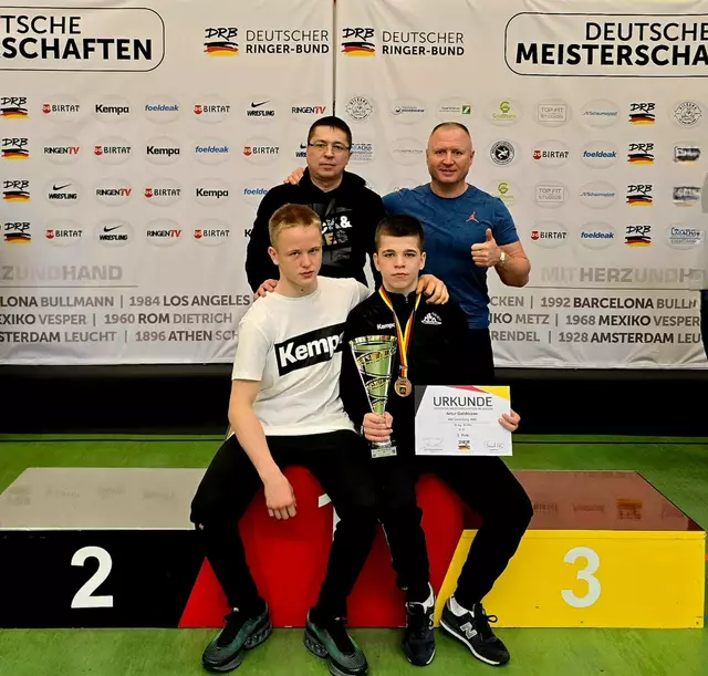 Danil Wittmann und Artur Goldmann, dahinter die stolzen Väter