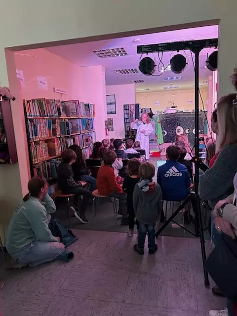 Geschichtenerfinder in der Zweigstelle der Stadtbücherei Friedrichsfeld  | Foto: Förderverein der Stadtbücherei Friedrichsfeld