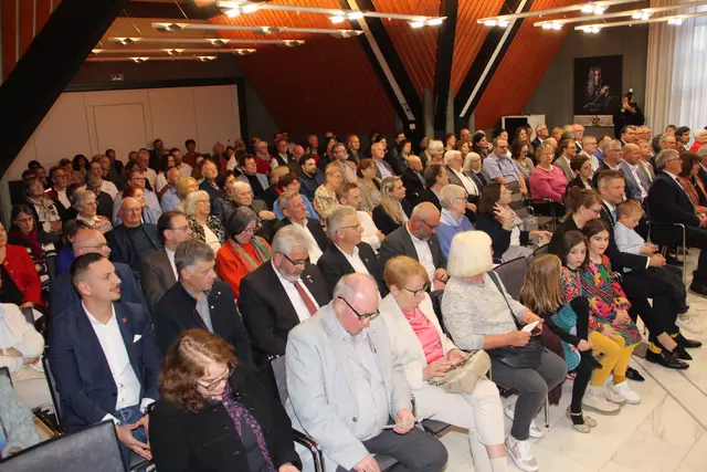 Kein Stuhl im Domhof war mehr frei als zur Bürgermeister-Verpflichtung eingeladen wurde. 