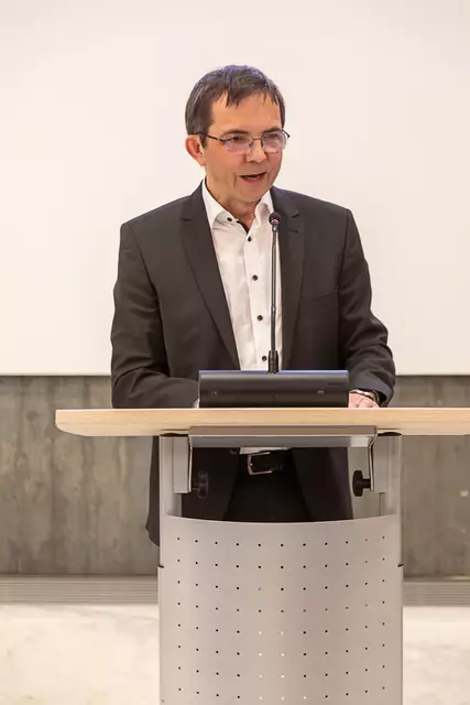 Karl-Martin Hoffmann durfte als dienstältester Gemeinderat stellvertretend für den Gemeinderat Glückwünsche überbringen und gratulieren. | Foto: Markus Weik